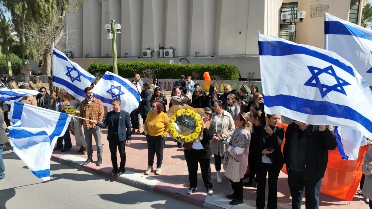 מאות אלפים לאורך הכבישים מלווים את בני משפחת ביבס בדרכם האחרונה (שידור ישיר)