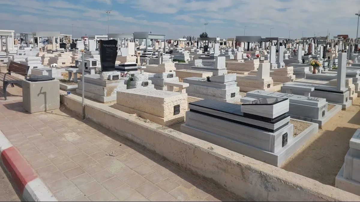 האם בלאגן הפרגולות בבית העלמין החדש בבאר שבע עומד בפני צווי הריסה?