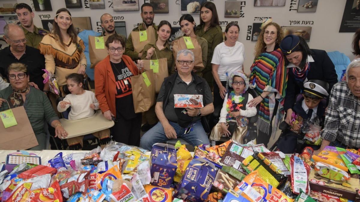 מחמם את הלב: תלמידי באר שבע תרמו מעל 1,800 משלוחי מנות לחיילי הנדסה קרבית