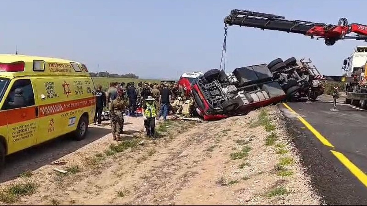 Тяжелая авария в Негеве: человек был зажат в перевернувшемся грузовике