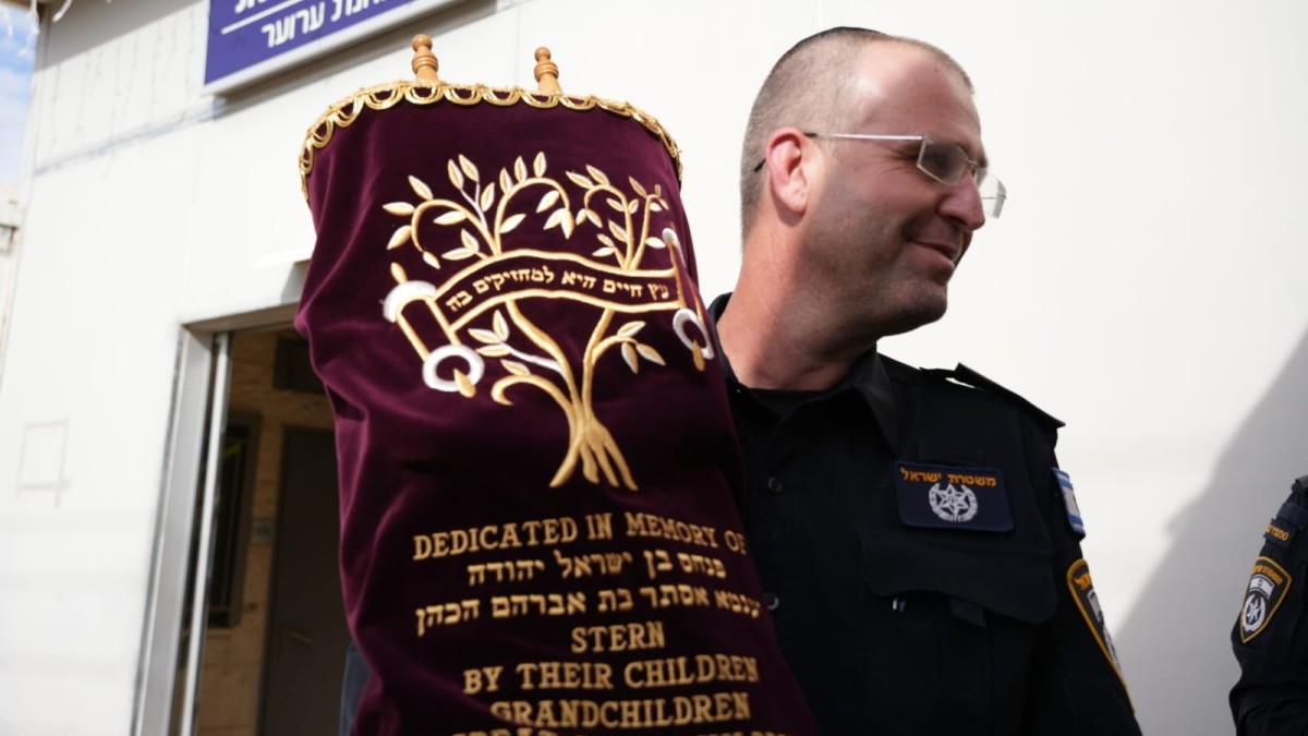 В память о герое, спасшем жизни: в полицейском участке Ароэр внесли свиток Торы в честь старшего прапорщика Сивана Янина