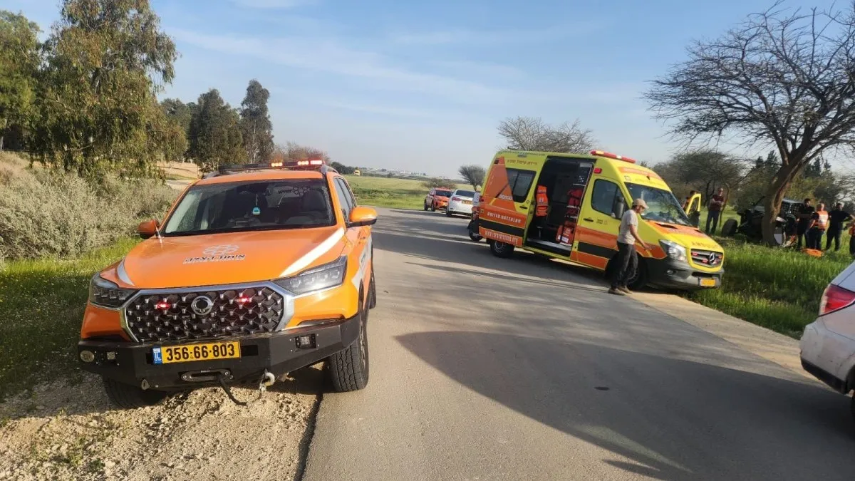 תאונה קשה: איבד שליטה על טרקטורון, התנגש בעץ סמוך למושב בדרום