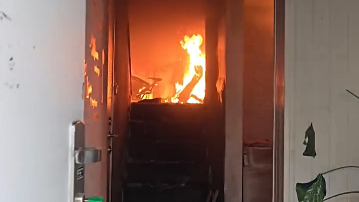 חילוץ דרמטי בדליקה שפרצה בבית קרקע בשכונה ה' בבאר שבע (תיעוד)