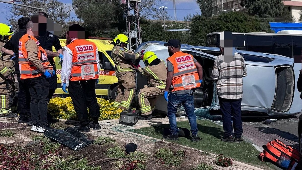 תאונה עם לכודים: נסעו ישר לתוך אי תנועה בערד (תיעוד)