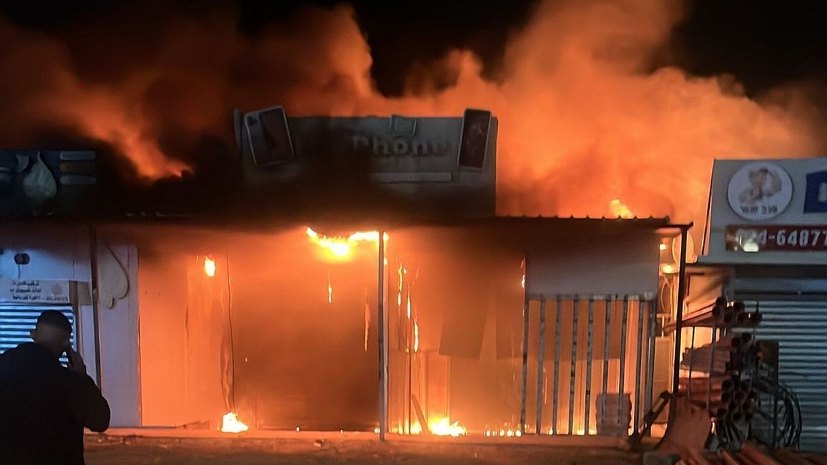 מתחם קניות בדרום נשרף: נזק כבד לחנויות (תיעוד)