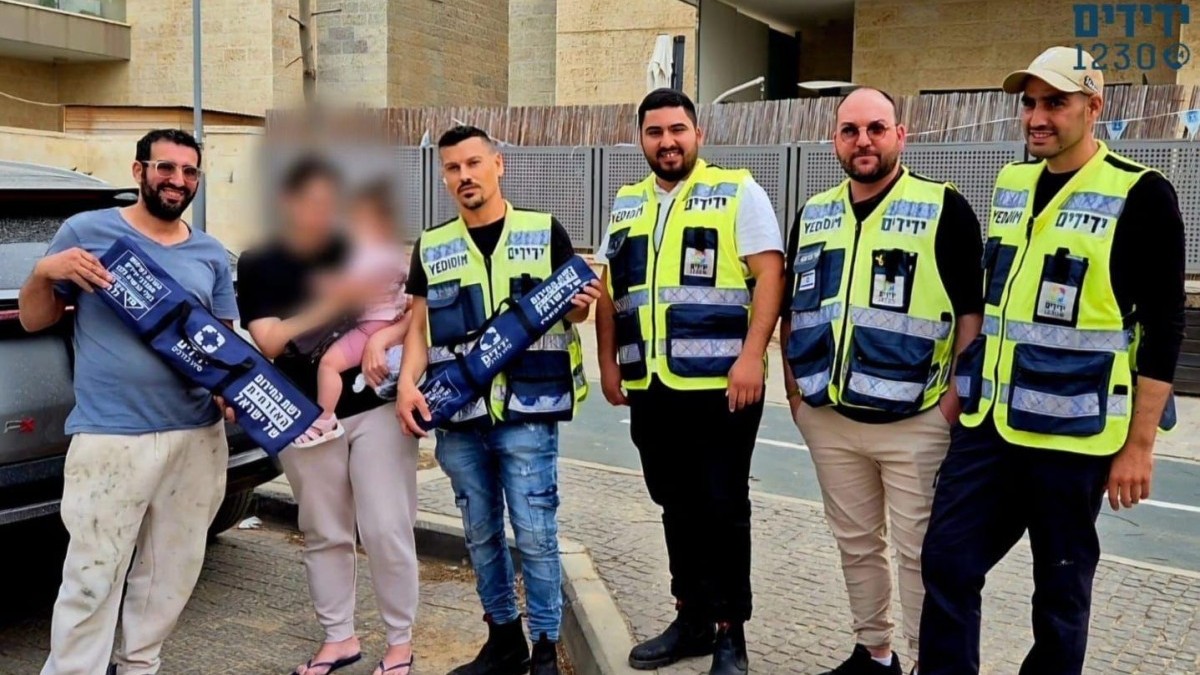 פעוטה ננעלה ברכב בנתיבות (תיעוד)