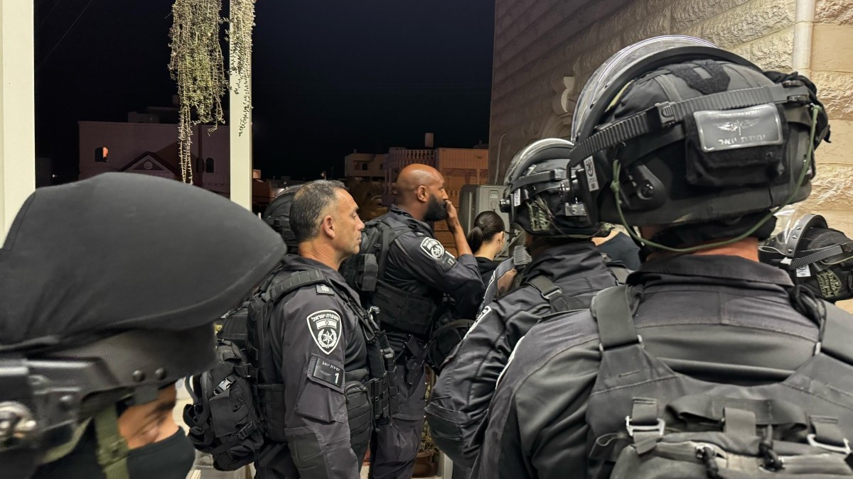 ירי לעבר שוטרים בערערה בנגב – המשטרה פשטה על היישוב ועצרה חשודים