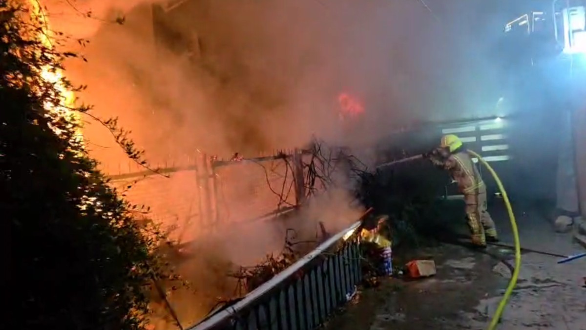 שריפה בבאר שבע גלשה לבתי מגורים - וגרמה לנזק כבד (תיעוד)