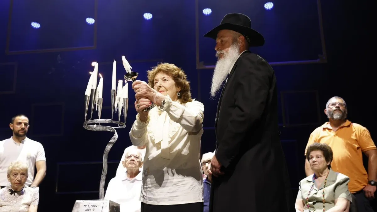 מבעד לדממה – שישה נרות. שישה שורדים. שישה מיליון נשמות: באר שבע מתייחדת עם זיכרון השואה בטקס מצמרר