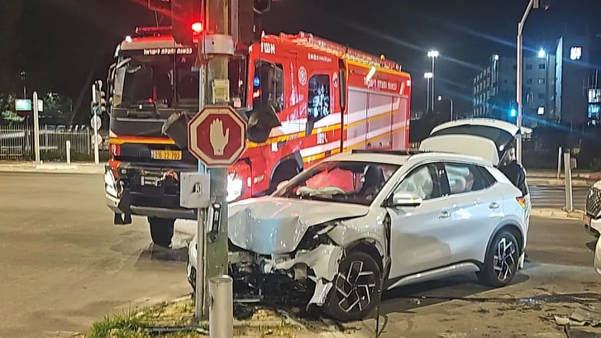 תאונת דרכים קשה בשכונה ג' בבאר שבע: ארבעה צעירים נפצעו (תיעוד)