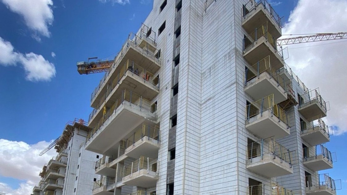 טרגדיה בבאר שבע: גבר בן 66 נהרג לאחר שנפל ממרפסת דירתו שבבנייה