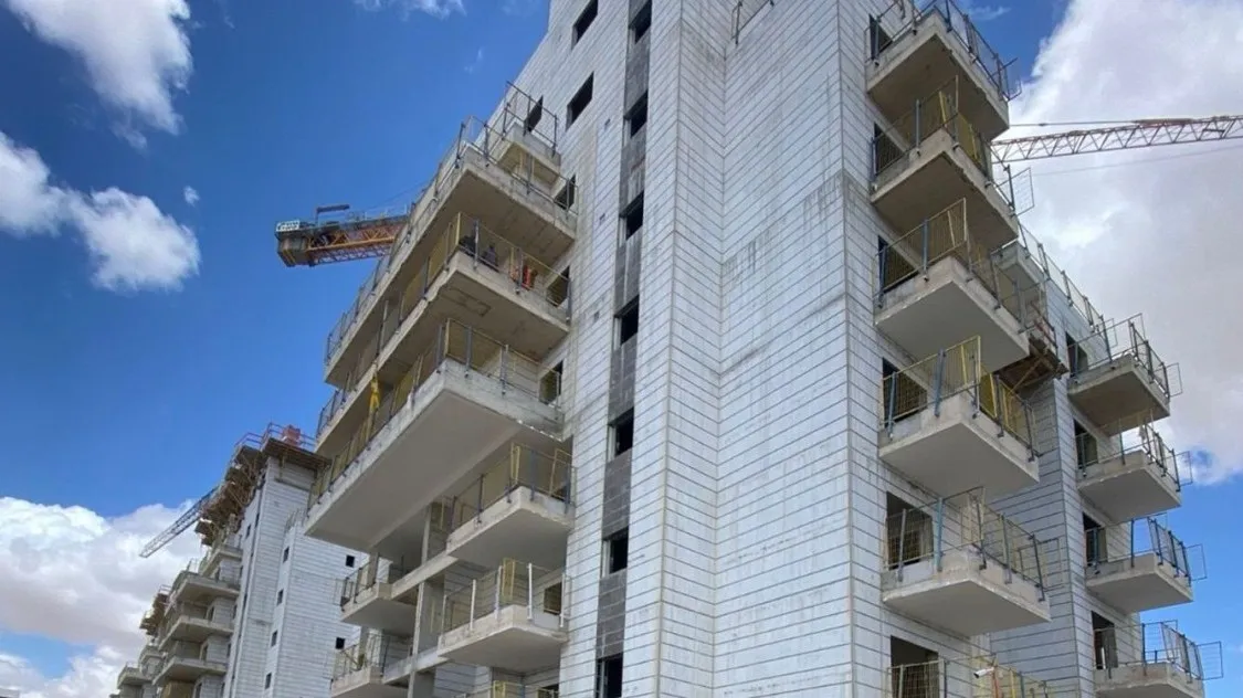 טרגדיה בבאר שבע: גבר בן 66 נהרג לאחר שנפל ממרפסת דירתו שבבנייה