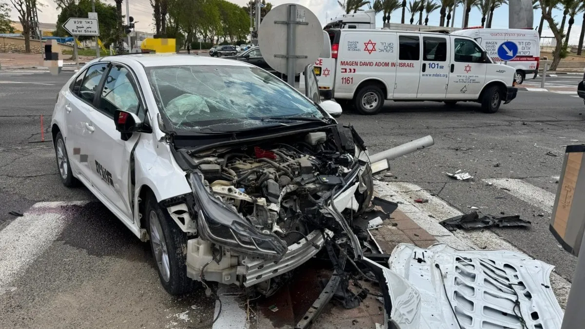 שני פצועים בינוני בתאונה בין שני כלי רכב בצומת דימונה