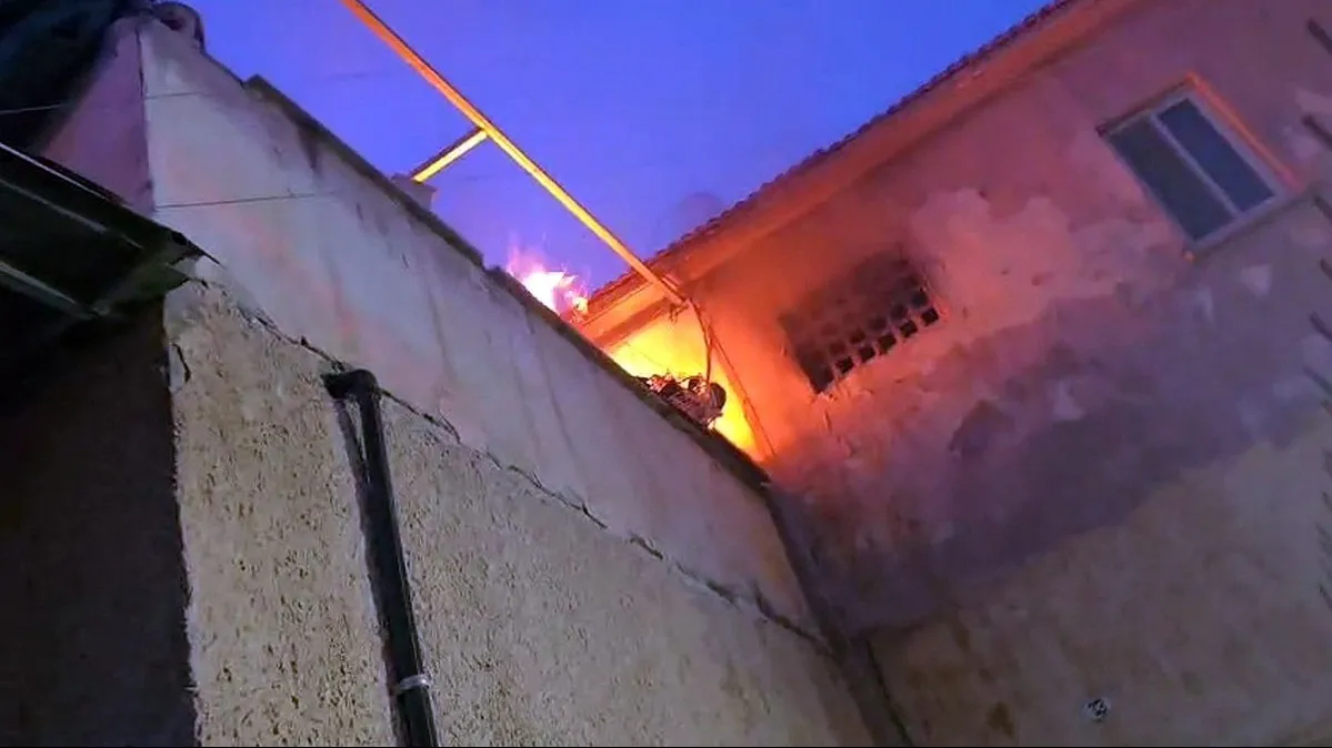 בית נשרף בשכונה ג': נרות השבת הושארו ללא השגחה, בנס לא נפגעו דיירים (תיעוד)