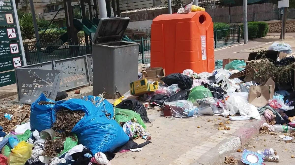 פח אשפה אחד לכל הרחוב: דיירי שיפר בשכונה ד' זועמים על ההזנחה (תיעוד)