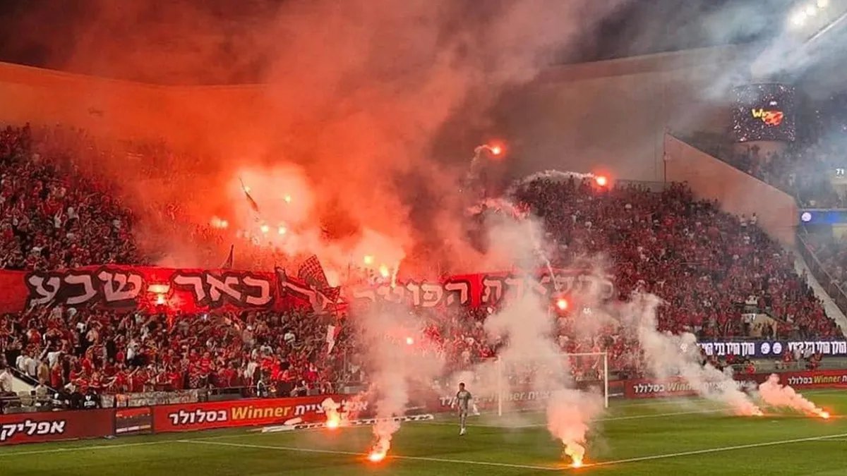 אוהדי הפועל באר שבע באדום ביציע טדי, רגע לפני פתיחת משחק העונה מול בית"ר ירושלים