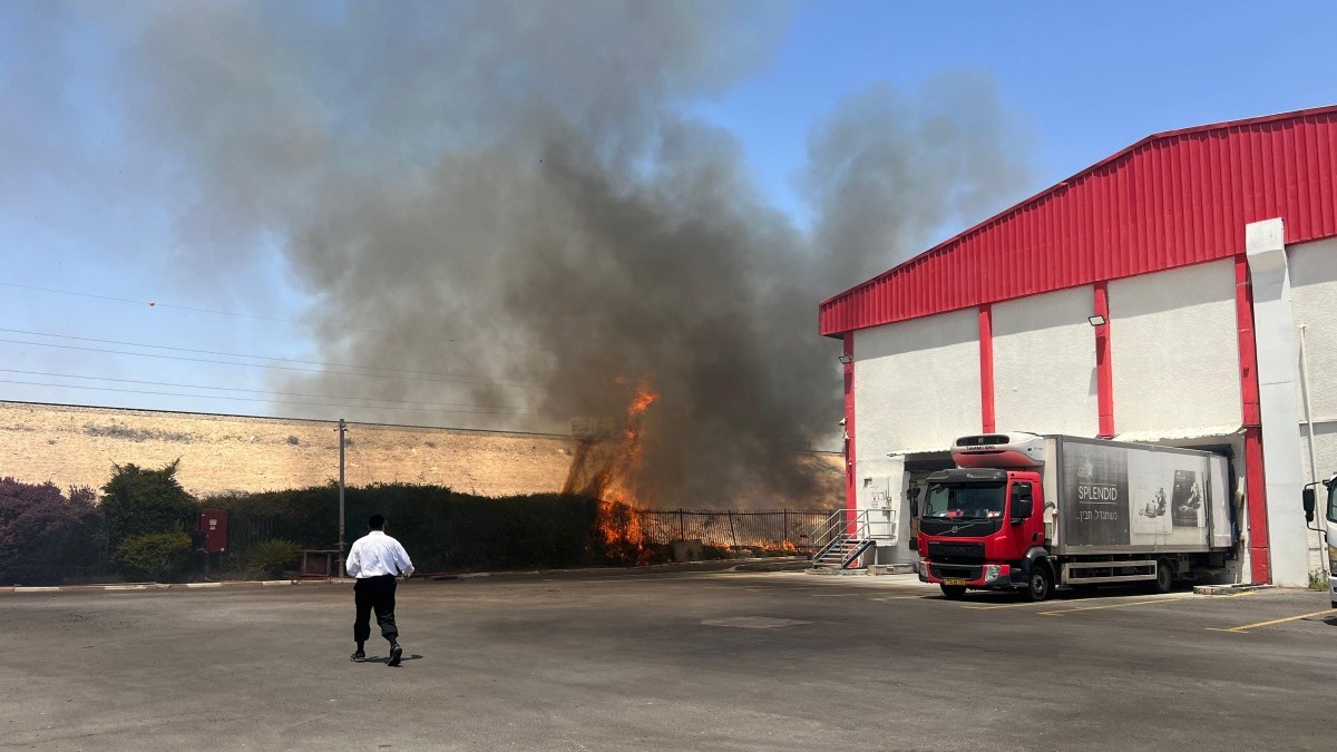 שריפה בעמק שרה: האש פרצה סמוך למפעל שטראוס
