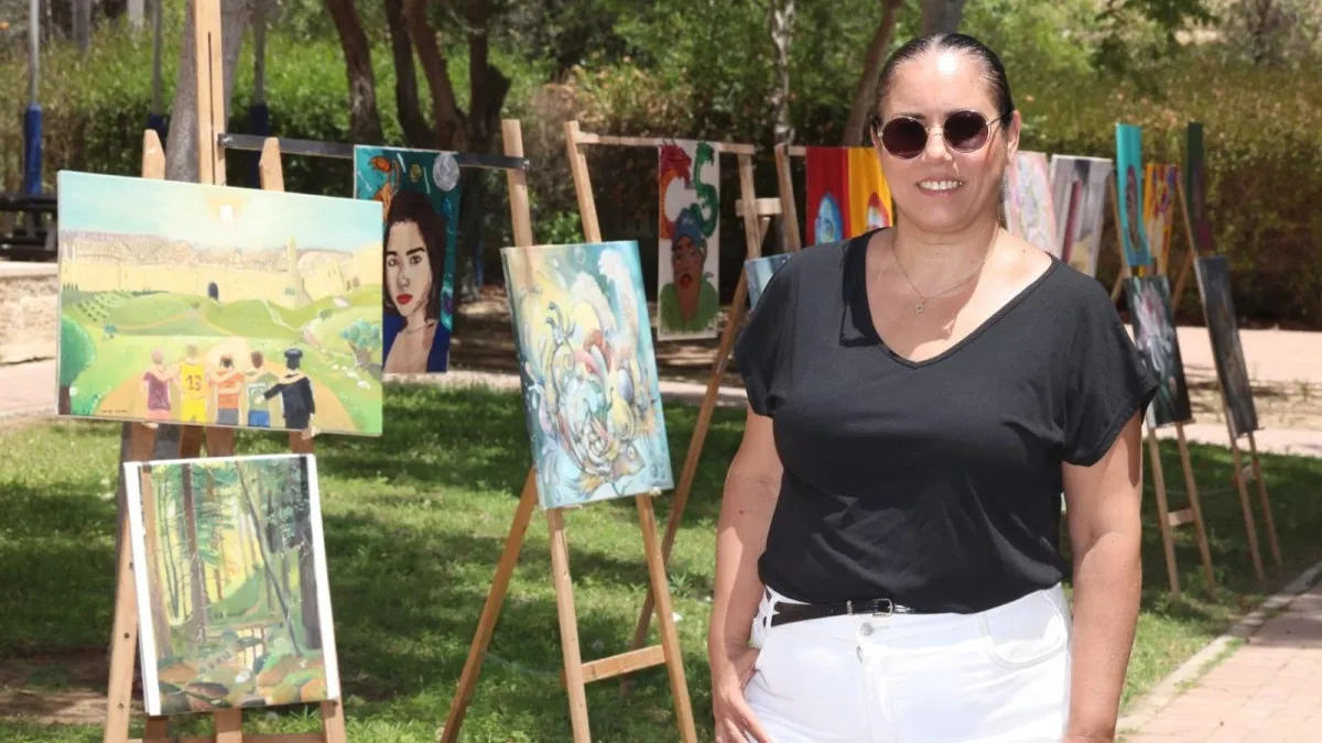  כשהמכחול פוגש את הלב: בני הנוער מבאר שבע חושפים את סיפור חייהם בתערוכה עוצמתית ומרגשת