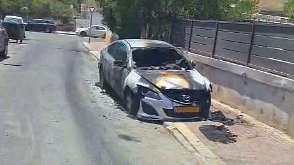 אש בלב השכונה הבאר שבעית: שלושה רכבים נשרפו בלילה אחד, התושבים זועמים (תיעוד)