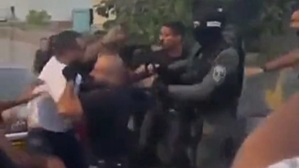 Бесконечное насилие в Рахате: Полицейские атакованы в ходе бурных столкновений с жителями (видео)