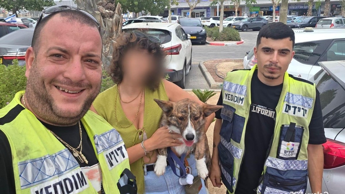 ישראל תורג׳מן מחלץ כלבה מרכב נעול במתחם ביג באר שבע