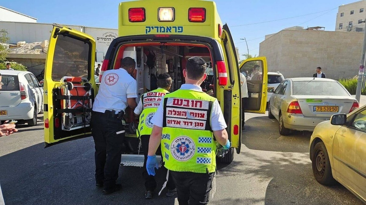 תאונה קשה בדרך מצדה: צעיר נפגע מרכב ונפצע באורח קשה