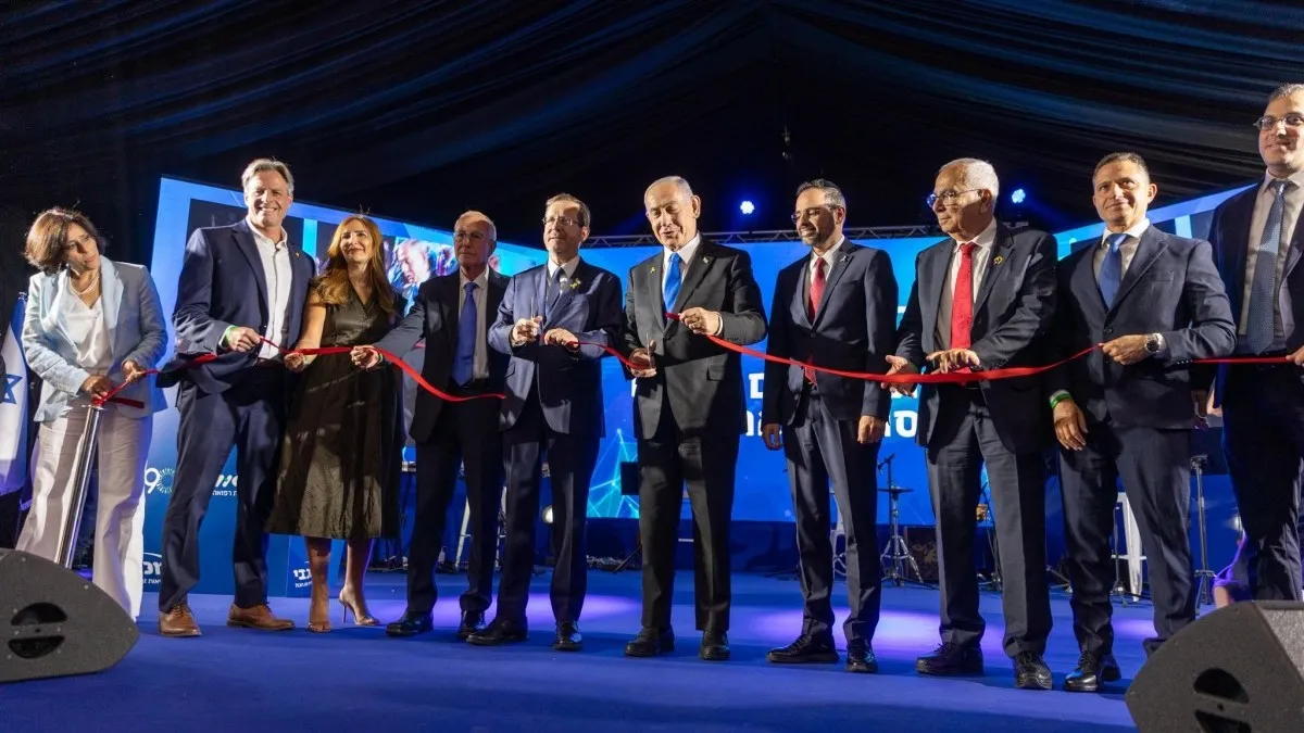 טקס חנוכת בית החולים אסותא באר שבע – נשיא המדינה, ראש הממשלה ובכירים במערכת הבריאות גוזרים את הסרט בכניסה למבנה החדש.