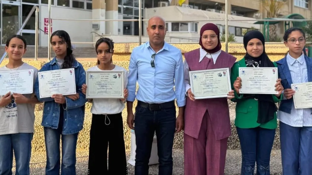 אלופות המתמטיקה מבית הספר אבו קרינאת א' זכו בהישגים מרשימים בתחרות קנגורו הארצית