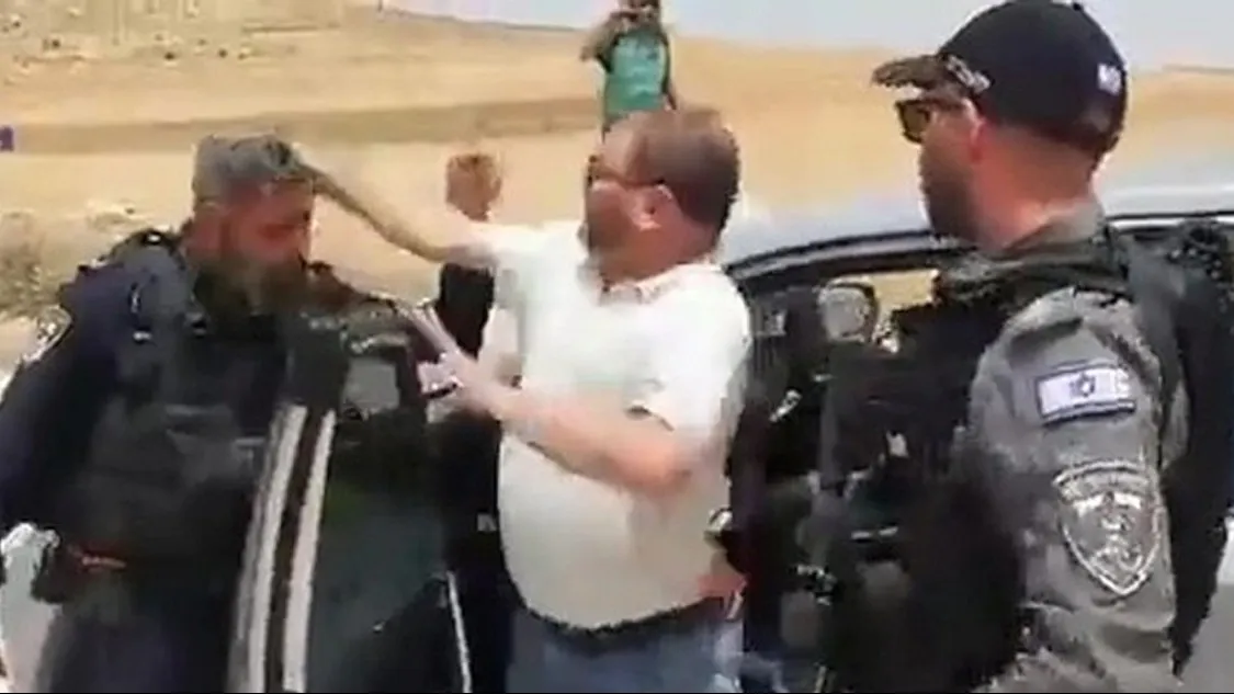 עופר כסיף מכה את השוטר - ומתועד בוידאו