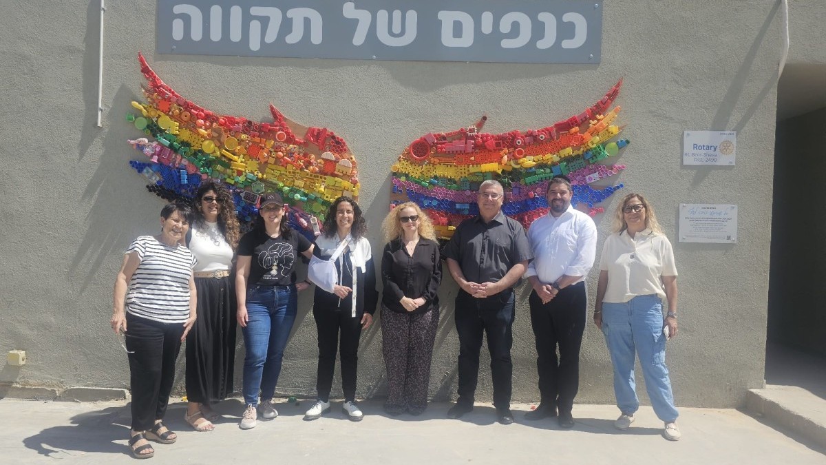 אדמה מכתשים מעמיקה את שיתוף הפעולה עם החווה החקלאית בבאר שבע