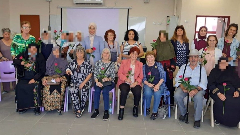 מפגש יוצא דופן בדרום: ניצולי שואה ונשות הכפר הבדואי אל־סייד חגגו יחד – 'כולנו שבט אחים ואחיות'