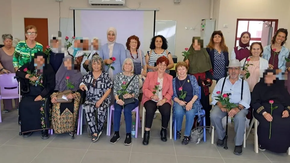 מפגש יוצא דופן בדרום: ניצולי שואה ונשות הכפר הבדואי אל־סייד חגגו יחד – 'כולנו שבט אחים ואחיות'