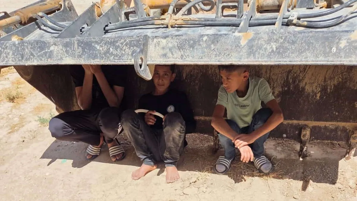 ''מתחת לגשר, בתוך טרקטור, בתעלה'': אלפי תושבים בכפרים הבלתי מוכרים נותרו ללא מיגון – ומרגישים מופקרים