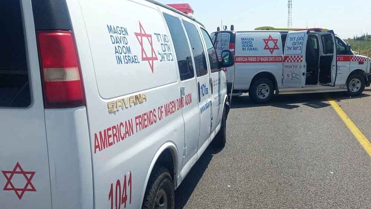 תאונה בין רכב למשאית סמוך לגבעות בר, פצועים פונו מהזירה