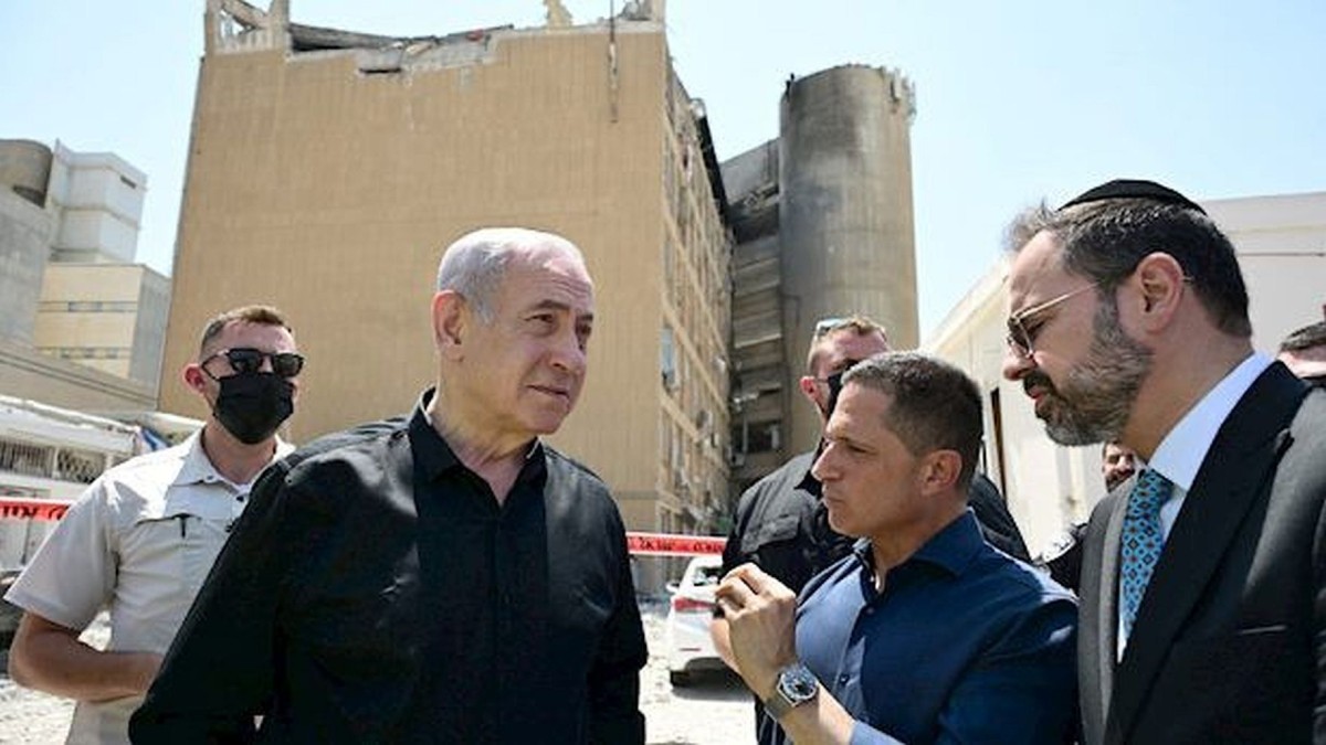 נתניהו בזירת הפגיעה בסורוקה: ''האיראנים מכוונים לבתי חולים – זה אומר הכול''
