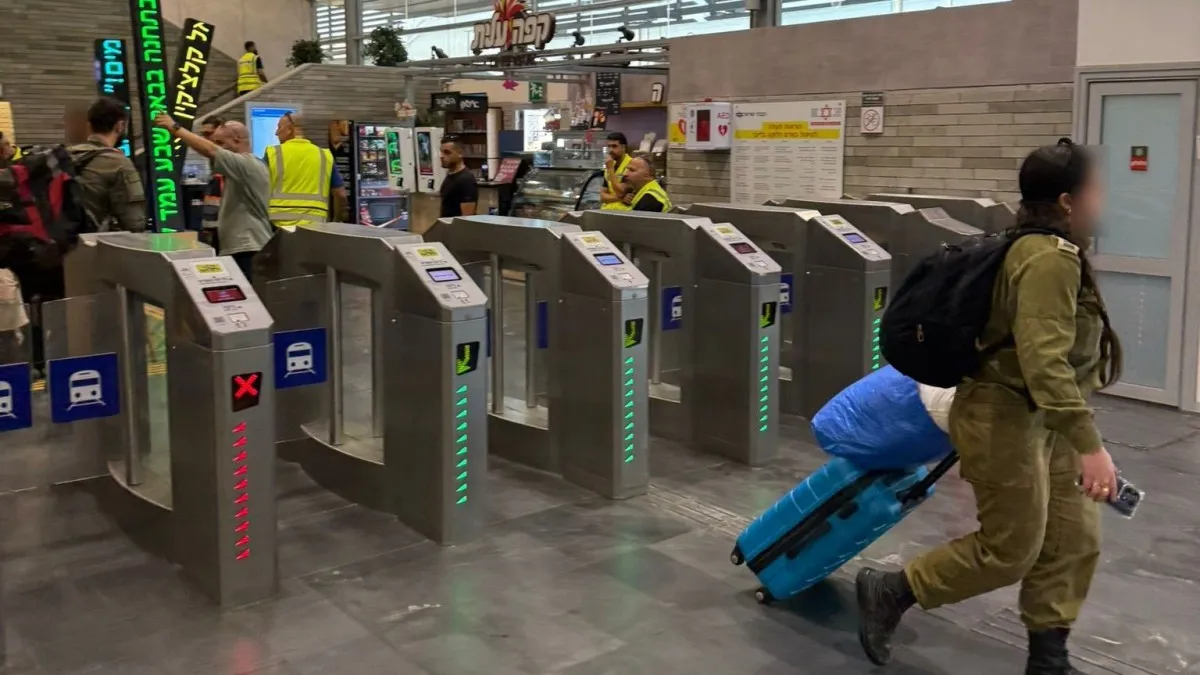 Через два часа после попадания ракеты — близлежащая железнодорожная станция в Беэр-Шеве возобновила работу