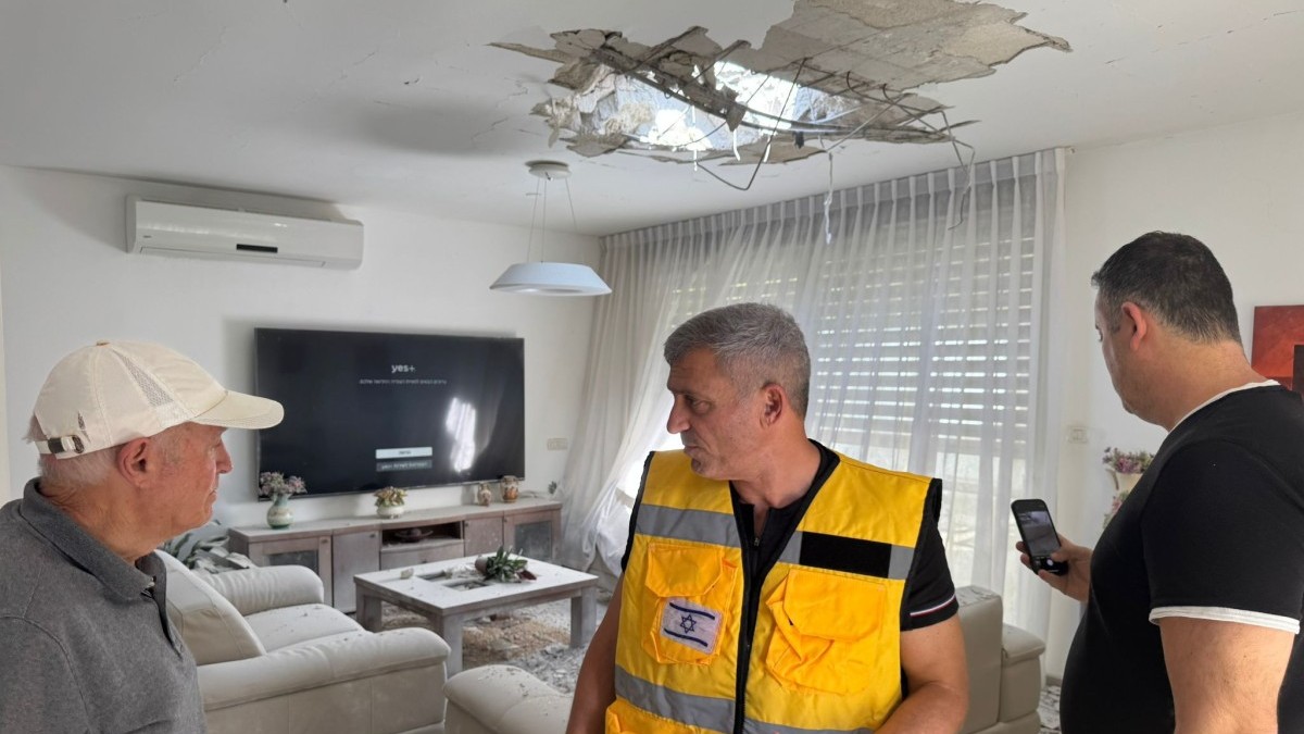 שני בתים נפגעו קשה בעומר מפגיעת שברי יירוט – אין נפגעים