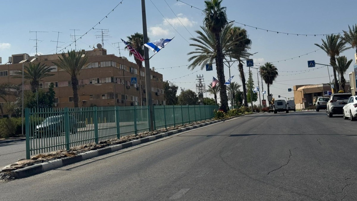 דגלי ארה''ב נתלו ברחובות ערד – ראש העיר מצדיע לתקיפת הגרעין באיראן