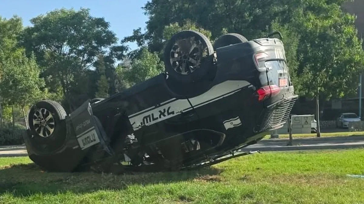 ניידת משטרה התהפכה ברחוב דוד טוביהו בבאר שבע - בסמוך לתחנת המשטרה (תיעוד)