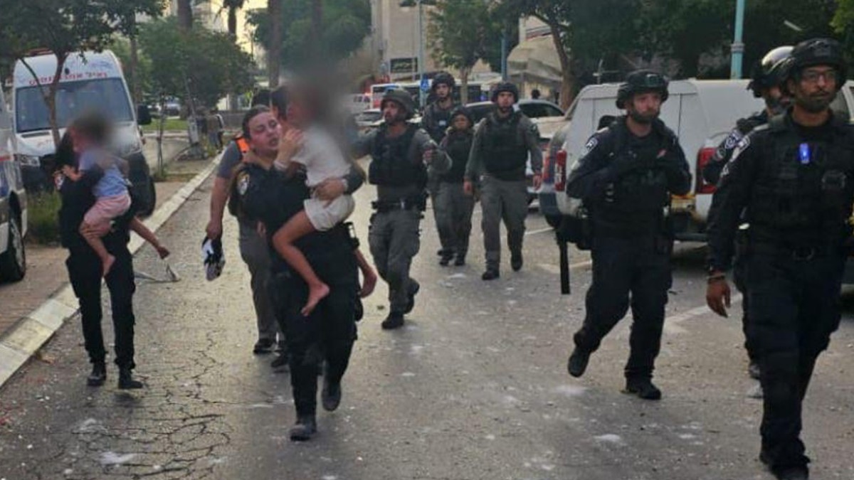 כוחות חילוץ בזירה בבאר שבע לאחר פגיעת טיל ישירה שגרמה לשלושה הרוגים ונזק כבד לבניין