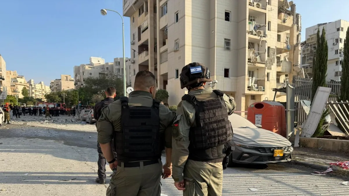 Актёр Орен Коэн, чей дом пострадал от ракетного удара: «Убежище спасло нам жизни, ничто не подготовит к такому событию»