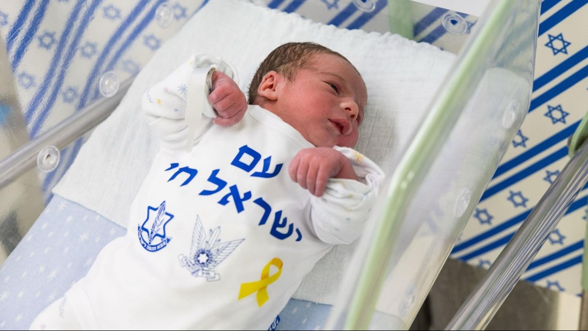גאווה ישראלית: תינוקות שנולדו באסותא אשדוד הולבשו בכחול לבן ודגל ישראל