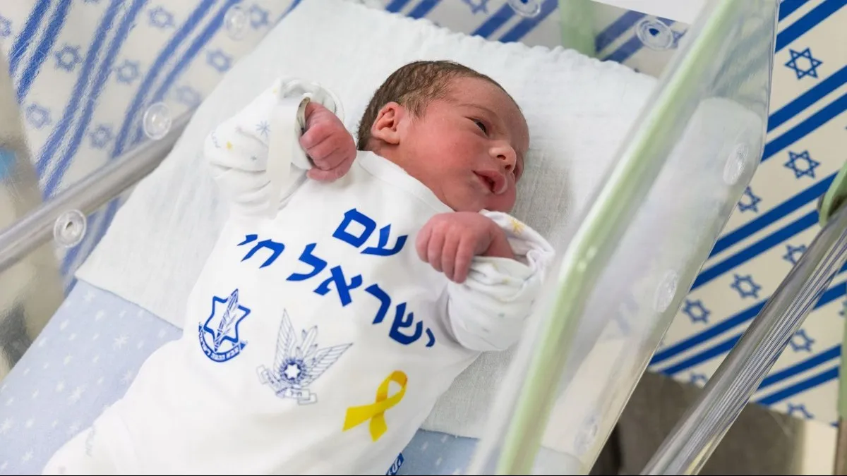 גאווה ישראלית: תינוקות שנולדו באסותא אשדוד הולבשו בכחול לבן ודגל ישראל