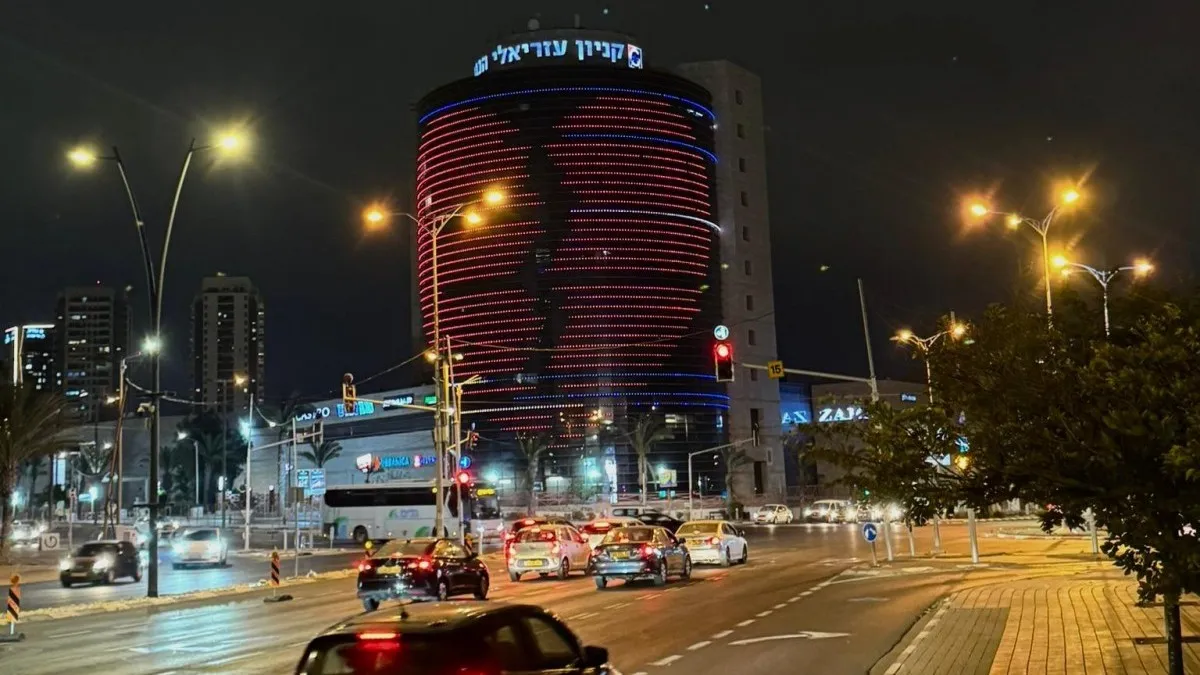 קניון עזריאלי הנגב מואר בלב שבור: מחווה כואבת לזכר הנרצחים בבאר שבע