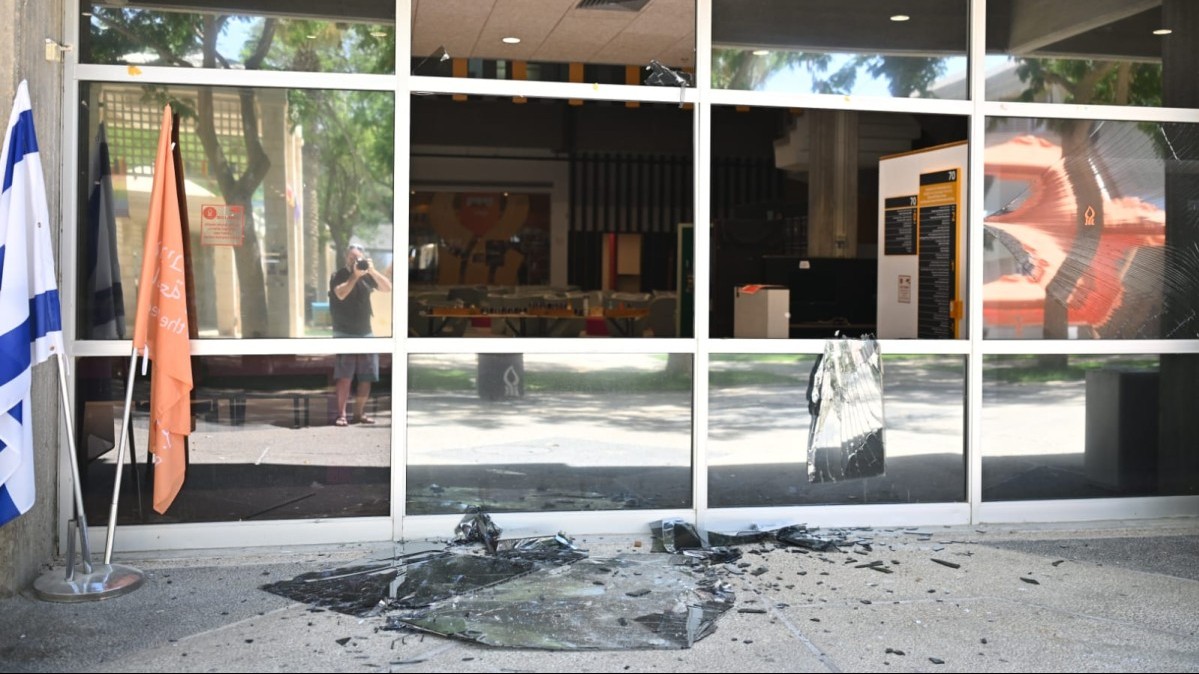 נזקי פגיעת הטילים באוני' בן גוריון נחשפים: עשרות מבנים נפגעו, שנים של מחקר ירדו לטימיון (תיעוד)