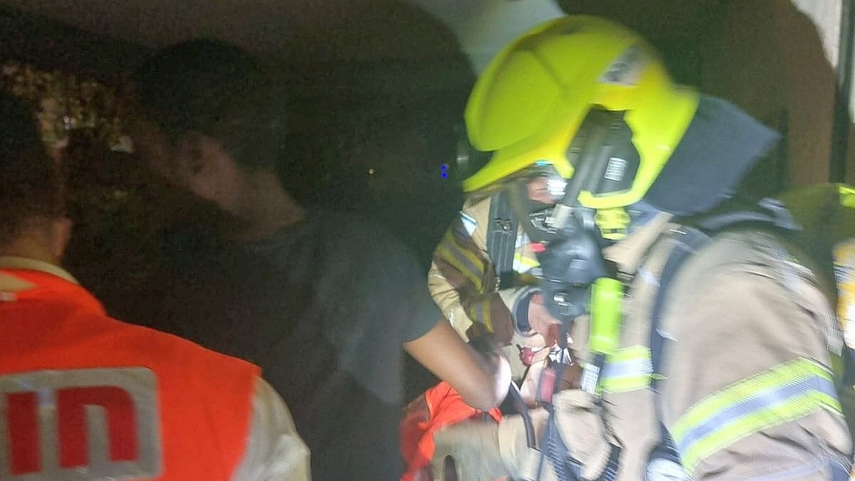 שריפה בבניין מגורים בערד: שלושה דיירים חולצו, אחד במצב בינוני