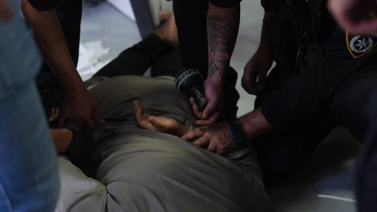 אלימות ללא הפסקה ברהט: כוח משטרה הותקף במהלך פשיטה, שוטר נפצע, נתפס ציוד צבאי