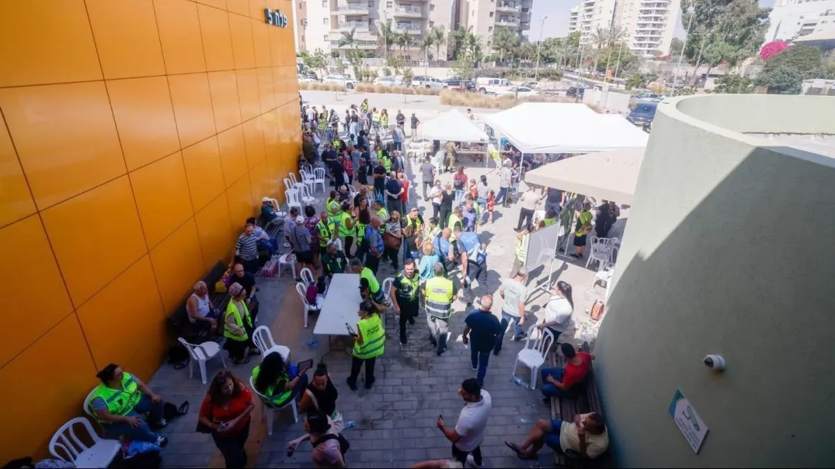 מרכז הקליטה בפלח 5 ממשיך לפעול: סיוע לתושבי באר שבע שבתיהם נפגעו במתקפת הטילים