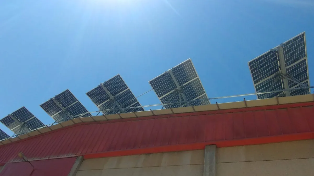 התקנת גגות סולאריים תחויב בחוק, אך הציבור עלול לשלם את המחיר