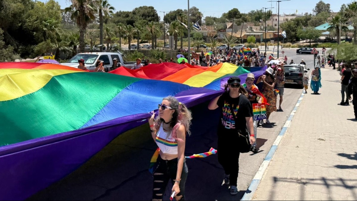 מצעד הגאווה במצפה רמון - משתתפים נושאים שלטים ודגלים ברחובות העיר
